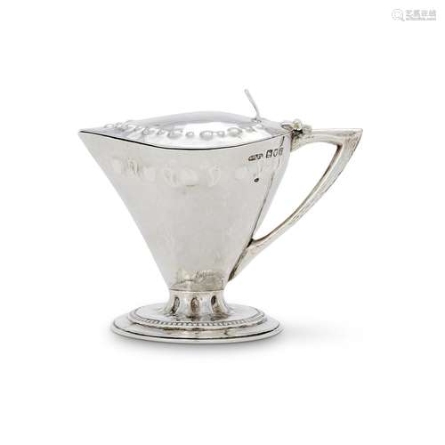 AN EDWARDIAN ARTS AND CRAFTS HAMMERED SILVER COVERED CREAM J...