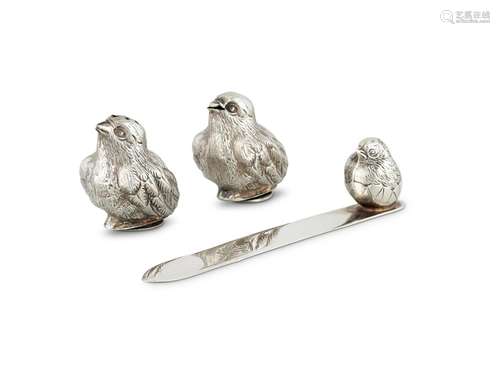 A PAIR OF EDWARDIAN SILVER NOVELTY CHICK PEPPERETTES BY SAMP...