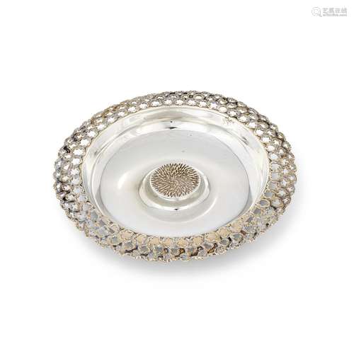 A SILVER PARCEL GILT SMALL DISH BY STUART DEVLIN