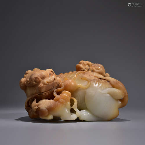 A Carved Hetian Jade Lion and Ball Ornament