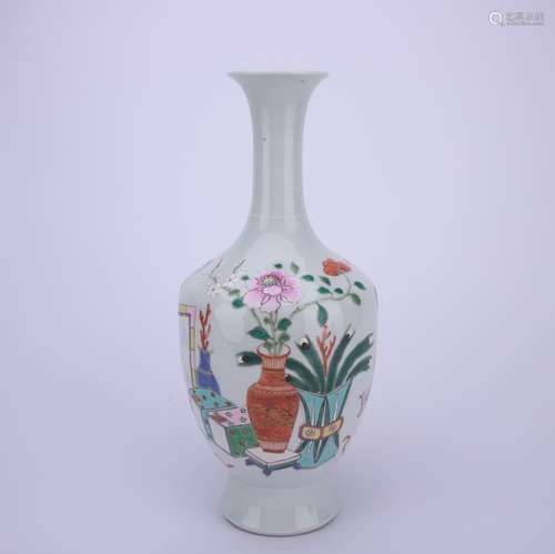 A Famille Rose Antiques Vase