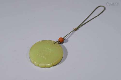 Qing Qianlong : A Yellow Jade Pendant