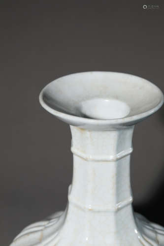 A White Glaze Octagonal Dish-Top Vase