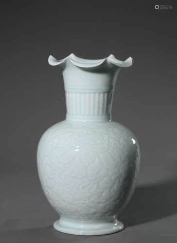 A Hutian Kiln Foliate-Edge Vase