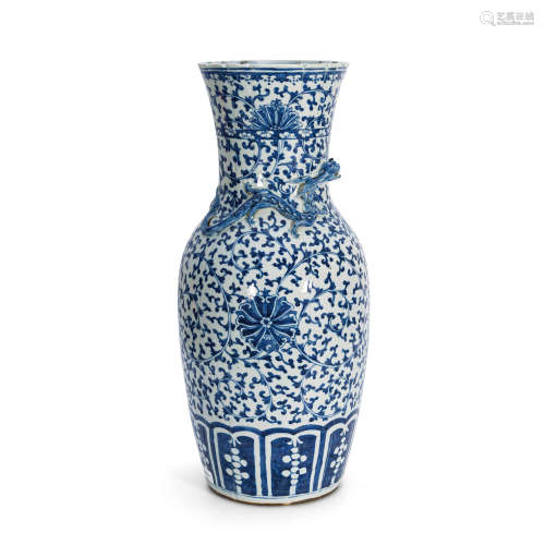清中期 青花缠枝纹盘螭龙包袱瓶