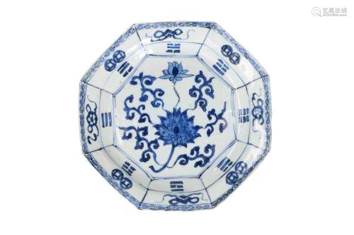 An octagonal blue and white 'kraak' porcelain deep...