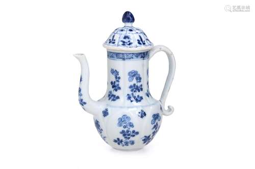 A blue and white porcelain lidded jug, decorated with flower...