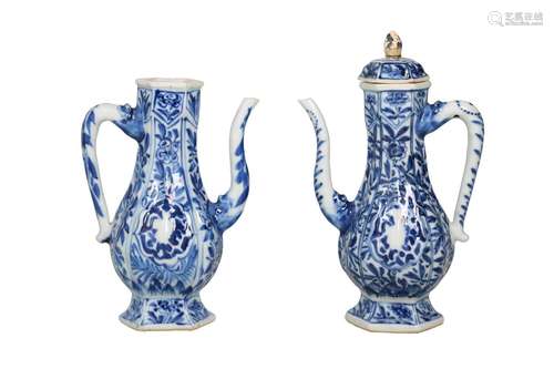 A pair of blue and white porcelain jugs, decorated with flow...