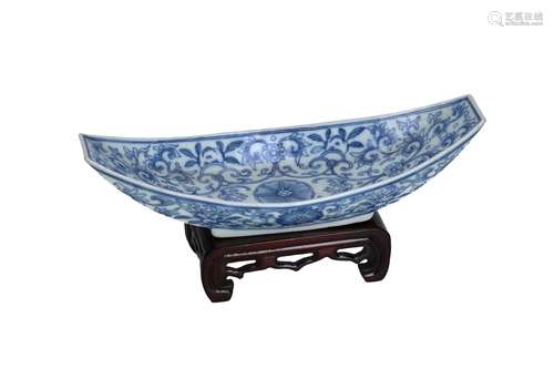 A blue and white porcelain tea boat on wooden base, decorate...