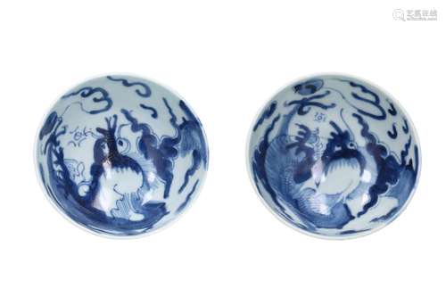 A pair of blue and white porcelain bowls, decorated with dra...