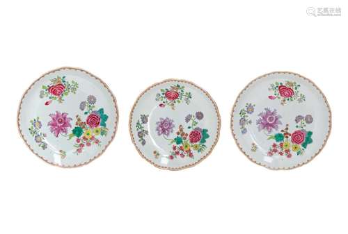 A pair of famille rose porcelain deep dishes with scalloped ...