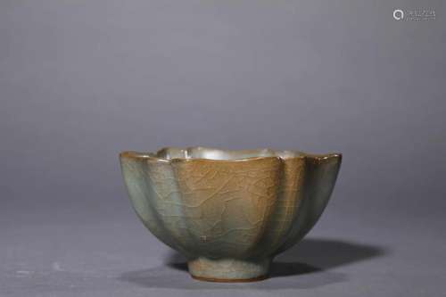 A Celadon Glaze Lobed Bowl