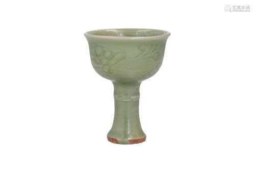 A green glazed Longquan stemcup, decorated with flowers. Unm...