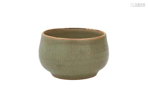 A crackled greyish/green bowl. Unmarked. China, 10th century...