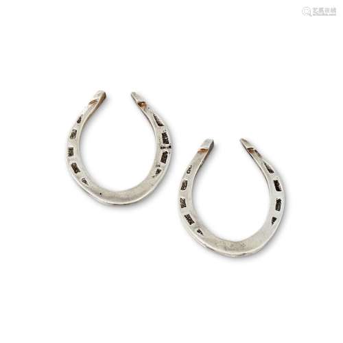 A CASED PAIR OF SILVER HORSE SHOES BY HUKIN & HEATH