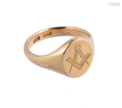 A GOLD COLOURED MASONIC SIGNET RING