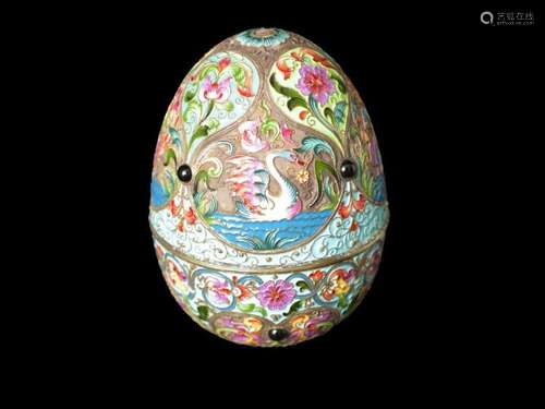 A RUSSIAN SILVER GILT AND CLOISONNE ENAMEL JEWELLED EGG