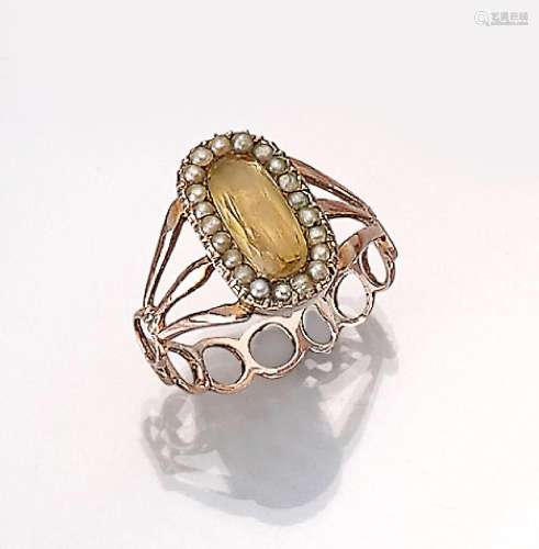 8 kt gold ring with quartz and river pearls