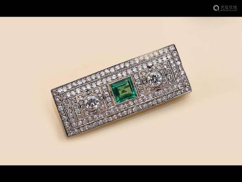 14 kt gold brooch with emerald and diamonds, approx. 1930s