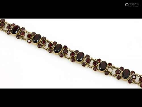 8 kt gold bracelet with garnets, approx. 1910