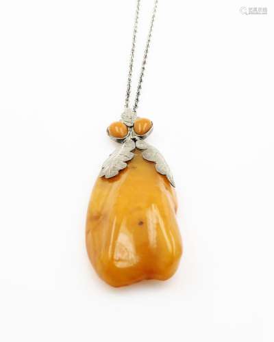 Necklace with amber