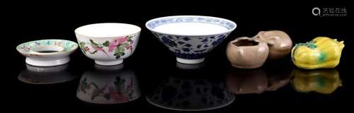 5 porcelain and earthenware objects