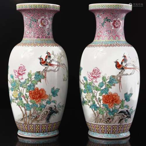 2 porcelain decorative vases