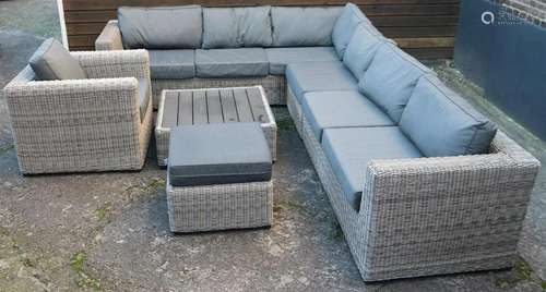 Wicker lounge set