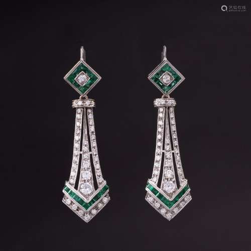 A Pair of Emerald Diamond Earpendants in Art-déco Style.