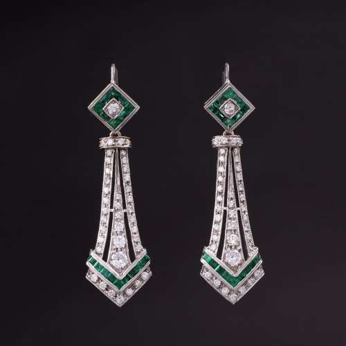 A Pair of Emerald Diamond Earpendants in Art-déco Style.