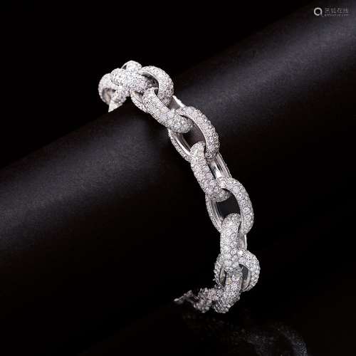 Galeries du Diamant, Paris est. 1929. A highcarat, fine whit...