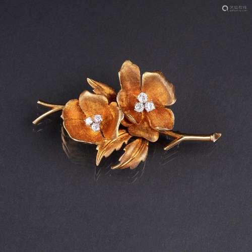 A Vintage Flowerbrooch with Diamonds.