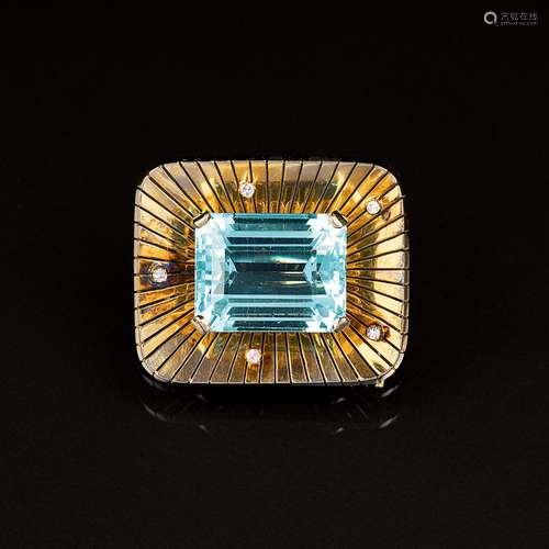 A Vintage Brooch with colour-fine Aqumarine.