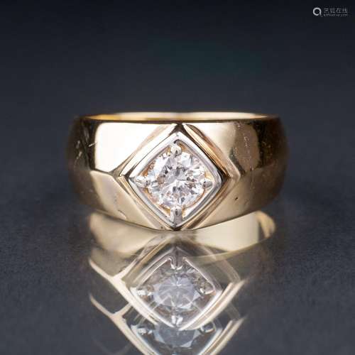 A Gentlemen's Solitaire Diamond Ring.