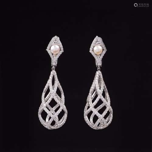 A Pair of large Diamond Pearl Earpendants.