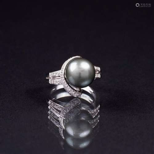 A Tahiti Pearl Diamond Ring.