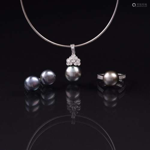 A Jewellery Set with Tahiti Pearls and Diamonds.