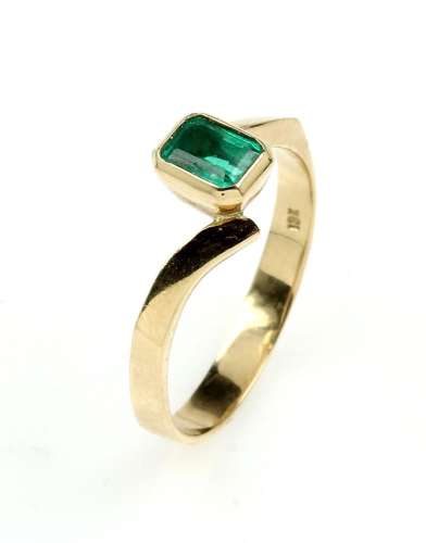 18 kt gold ring with emerald