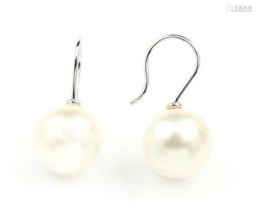 Pair of earrings with cultured south seas pearls
