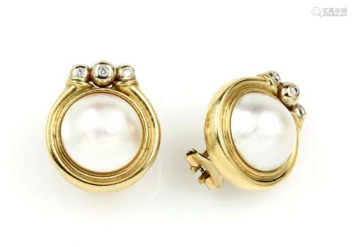 Pair of 18 kt gold earrings with mabepearl anddiamonds
