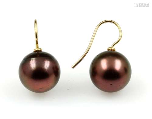 Pair of 18 kt gold earrings with cultured tahitian pearl
