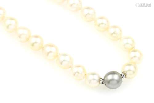 Lot 2 necklaces with cultured akoya pearls
