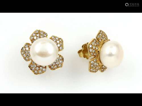Pair of 18 kt gold earrings with south water pearls and bril...