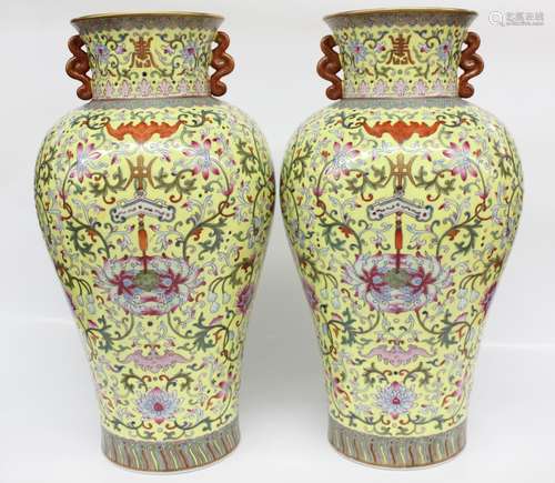 Pair of Chinese Famille Rose Porcelain Vase,Mark