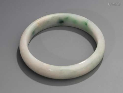 A FINE JADEITE BANGLE