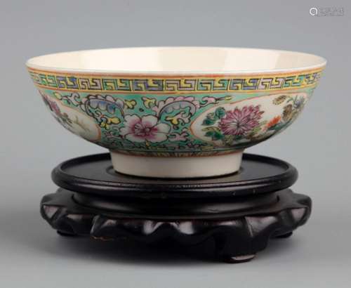 A FAMILLE ROSE FLOWER PATTERN PORCELAIN BOWL