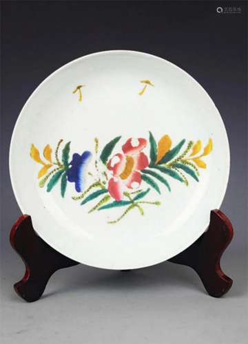 A FINE FLOWER PAINTED FAMILLE ROSE PORCELAIN PLATE