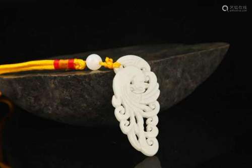 A FINE BIRD SHAPED HETIAN JADE PENDANT