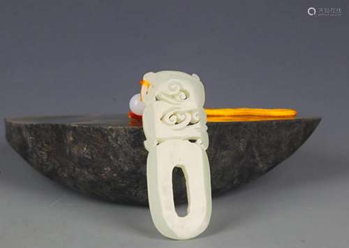 A FINELY CARVED HETIAN GREENISH WHITE JADE PENDANT