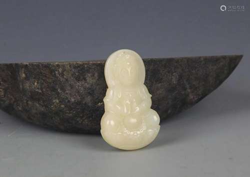 A FINE GUAN YIN CARVING PALE CELADON JADE PENDANT